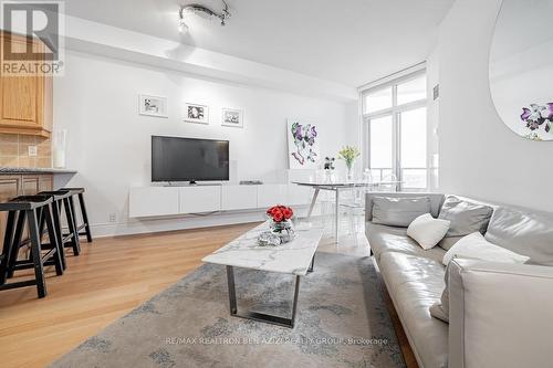 2324 - 80 Harrison Garden Boulevard, Toronto, ON - Indoor Photo Showing Living Room