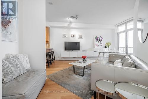 2324 - 80 Harrison Garden Boulevard, Toronto, ON - Indoor Photo Showing Living Room