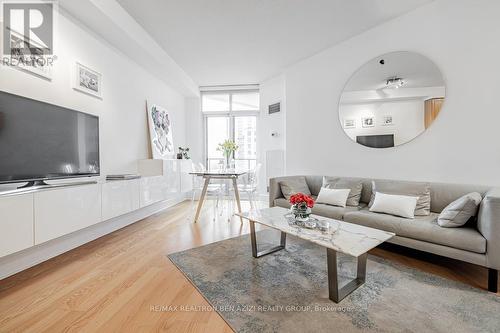 2324 - 80 Harrison Garden Boulevard, Toronto, ON - Indoor Photo Showing Living Room