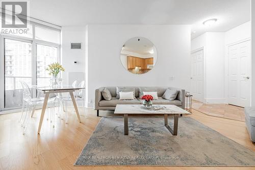 2324 - 80 Harrison Garden Boulevard, Toronto, ON - Indoor Photo Showing Living Room