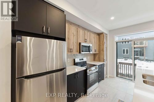 711 Fairline Row, Ottawa, ON - Indoor Photo Showing Kitchen With Double Sink With Upgraded Kitchen