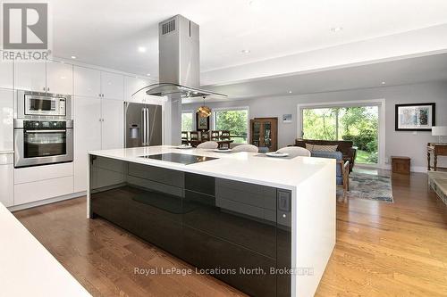 515 4Th Avenue W, Owen Sound, ON - Indoor Photo Showing Kitchen With Upgraded Kitchen