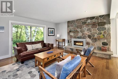 515 4Th Avenue W, Owen Sound, ON - Indoor Photo Showing Living Room With Fireplace