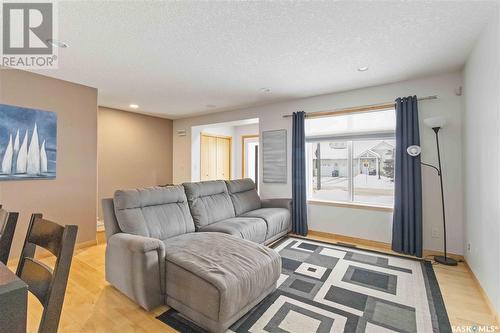 110 Adelaide Street E, Saskatoon, SK - Indoor Photo Showing Living Room