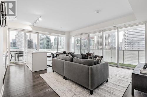 3405 - 15 Queens Quay E, Toronto, ON - Indoor Photo Showing Living Room