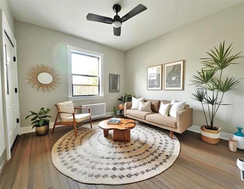 350 Arnold Avenue, Winnipeg, MB - Indoor Photo Showing Living Room