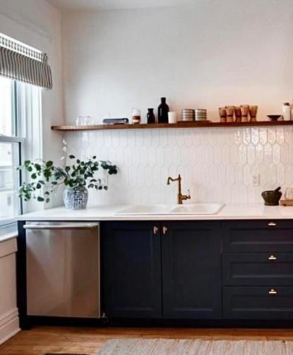 350 Arnold Avenue, Winnipeg, MB - Indoor Photo Showing Kitchen