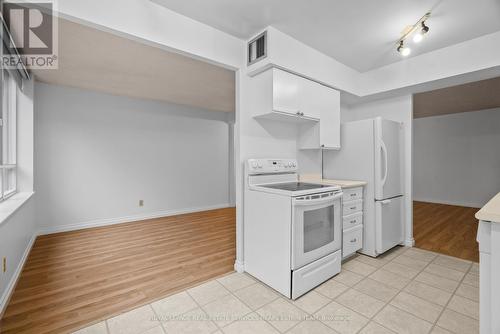 807 - 633 Bay Street, Toronto, ON - Indoor Photo Showing Kitchen