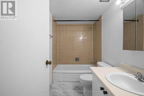 807 - 633 Bay Street, Toronto, ON - Indoor Photo Showing Bathroom