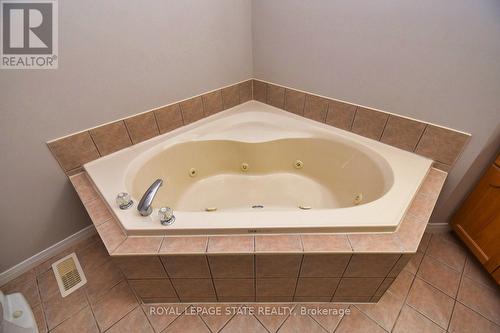 8 - 18 Cedar Street, Grimsby, ON - Indoor Photo Showing Bathroom