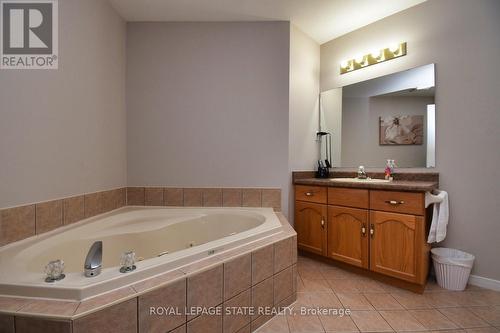 8 - 18 Cedar Street, Grimsby, ON - Indoor Photo Showing Bathroom