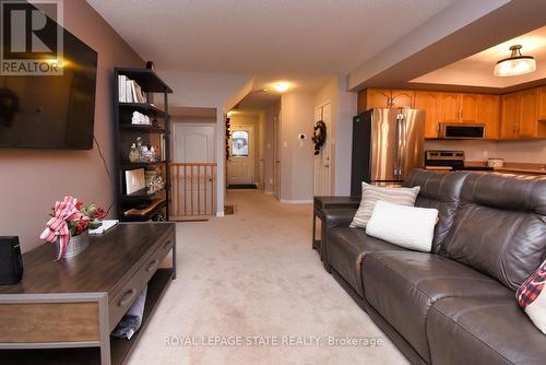 8 - 18 Cedar Street, Grimsby, ON - Indoor Photo Showing Living Room