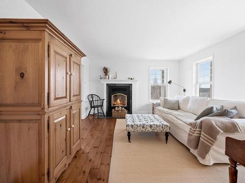 Living room - 795 Route 220, Bonsecours, QC - Indoor Photo Showing Living Room With Fireplace