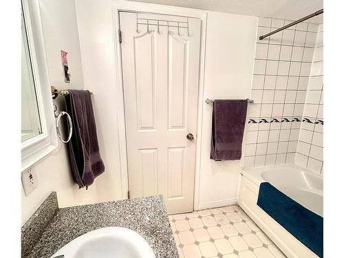 123-1870 Mckenzie Ave, Saanich, BC - Indoor Photo Showing Bathroom