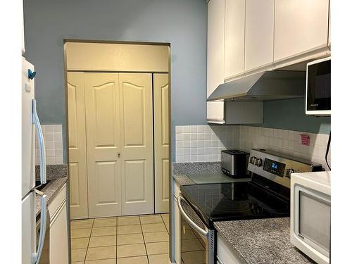 123-1870 Mckenzie Ave, Saanich, BC - Indoor Photo Showing Kitchen