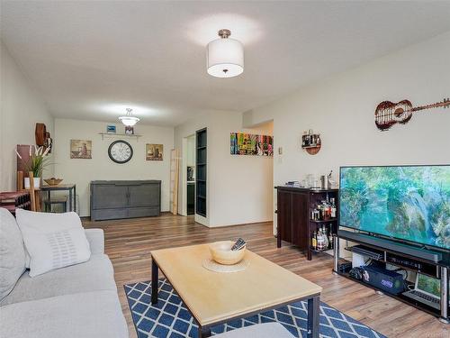 319-1005 Mckenzie Ave, Saanich, BC - Indoor Photo Showing Living Room