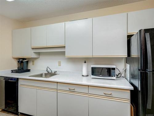 319-1005 Mckenzie Ave, Saanich, BC - Indoor Photo Showing Kitchen