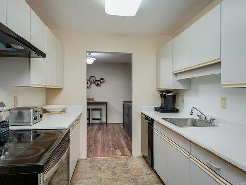 319-1005 Mckenzie Ave, Saanich, BC - Indoor Photo Showing Kitchen