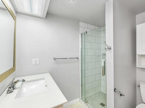 401-1188 Yates St, Victoria, BC - Indoor Photo Showing Bathroom