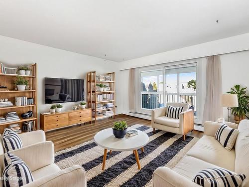 401-1188 Yates St, Victoria, BC - Indoor Photo Showing Living Room