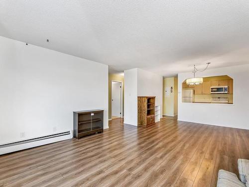 401-1188 Yates St, Victoria, BC - Indoor Photo Showing Living Room