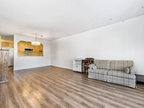 401-1188 Yates St, Victoria, BC - Indoor Photo Showing Living Room