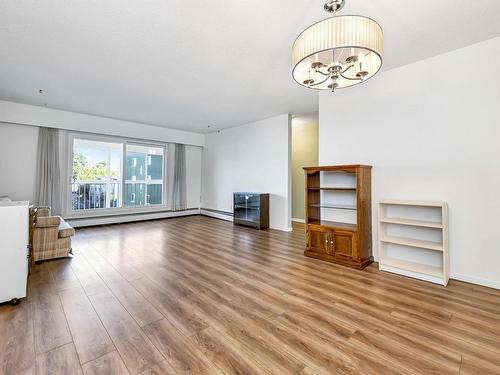 401-1188 Yates St, Victoria, BC - Indoor Photo Showing Living Room