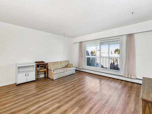 401-1188 Yates St, Victoria, BC - Indoor Photo Showing Living Room