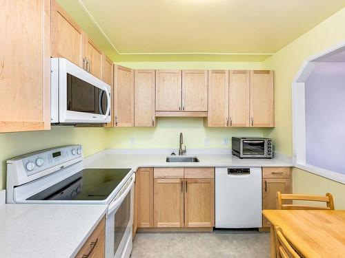 401-1188 Yates St, Victoria, BC - Indoor Photo Showing Kitchen