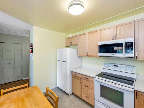 401-1188 Yates St, Victoria, BC - Indoor Photo Showing Kitchen