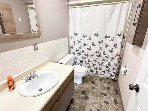 26 Dickenson Road, Balmertown, ON - Indoor Photo Showing Bathroom