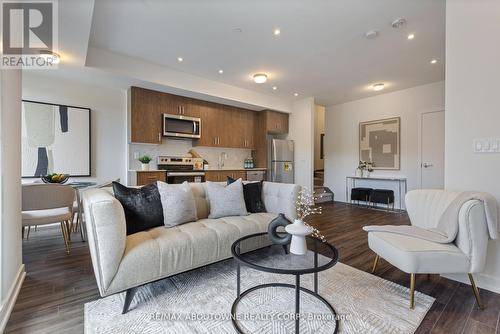 16 - 3562 Colonial Drive, Mississauga, ON - Indoor Photo Showing Living Room