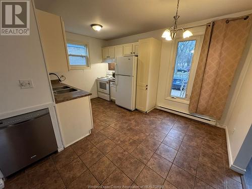 1252 Cottage, Windsor, ON - Indoor Photo Showing Kitchen With Double Sink