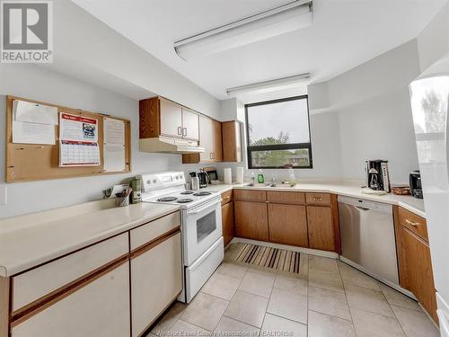 109 Robson Road Unit# 604, Leamington, ON - Indoor Photo Showing Kitchen