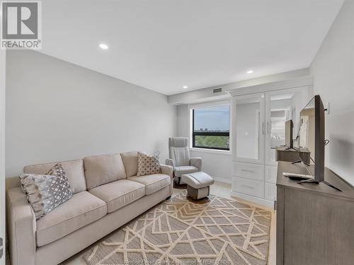 109 Robson Road Unit# 604, Leamington, ON - Indoor Photo Showing Living Room