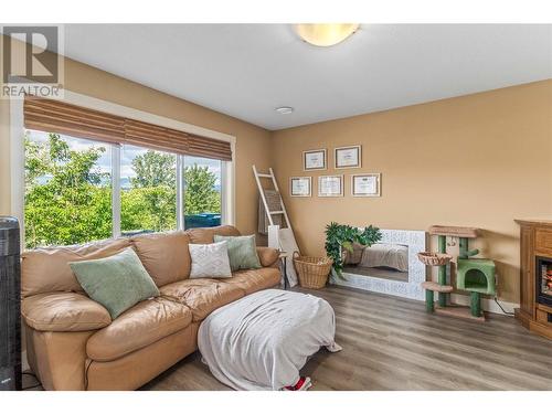 10476 Teresa Road, Lake Country, BC - Indoor Photo Showing Living Room