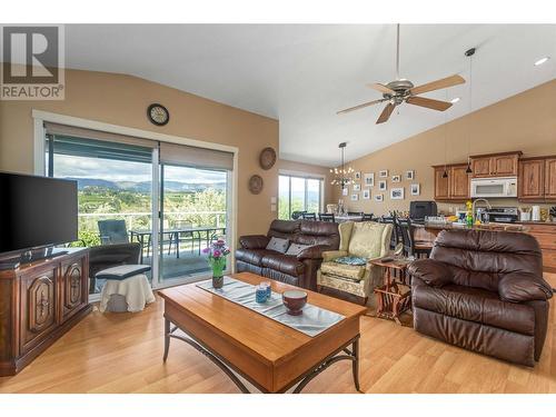 10476 Teresa Road, Lake Country, BC - Indoor Photo Showing Living Room