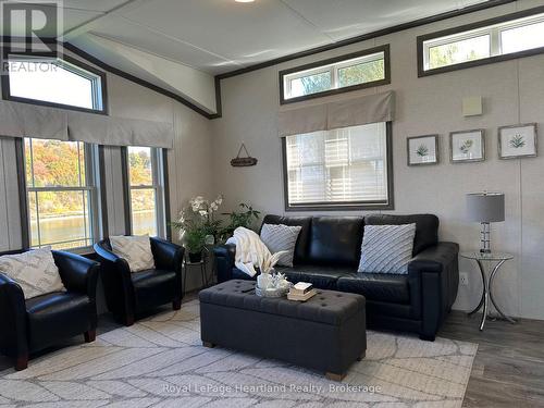 #H-12 - 100 North Harbour Road W, Goderich (Goderich Town), ON - Indoor Photo Showing Living Room