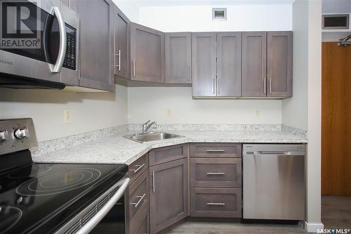 202 405 5Th Avenue N, Saskatoon, SK - Indoor Photo Showing Kitchen