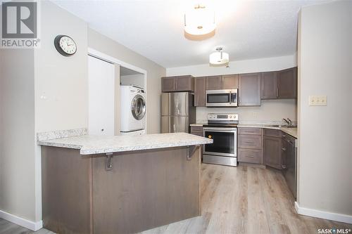 202 405 5Th Avenue N, Saskatoon, SK - Indoor Photo Showing Kitchen