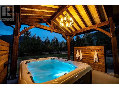 1502 Mountain View Drive, Revelstoke, BC - Outdoor