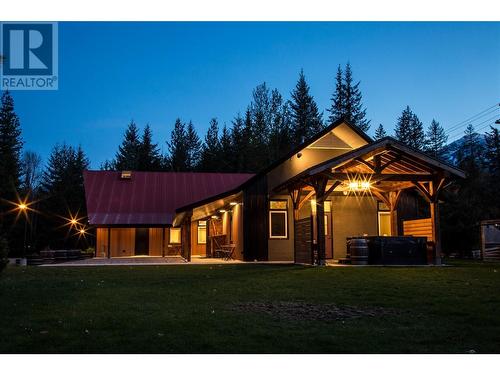 1502 Mountain View Drive, Revelstoke, BC - Outdoor