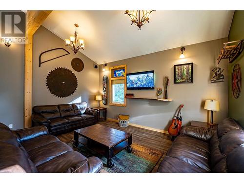 1502 Mountain View Drive, Revelstoke, BC - Indoor Photo Showing Living Room