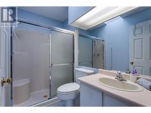 Primay Ensuite w/skylight - 1260 Raymer Avenue Unit# 397, Kelowna, BC - Indoor Photo Showing Bathroom