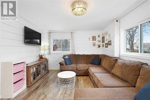 61 Day Street, Essex, ON - Indoor Photo Showing Living Room