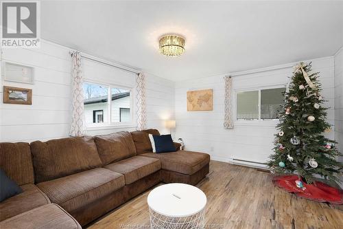 61 Day Street, Essex, ON - Indoor Photo Showing Living Room