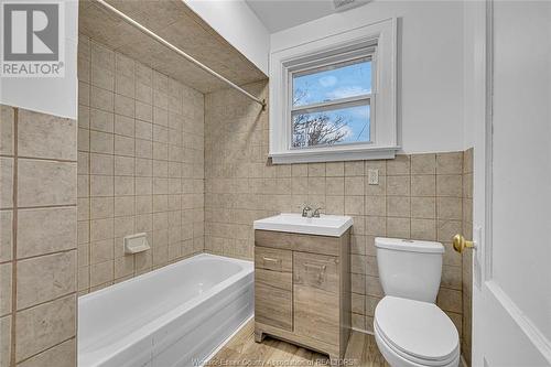 1060-1062 Pelissier, Windsor, ON - Indoor Photo Showing Bathroom