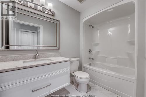 66 York Boulevard, Kingsville, ON - Indoor Photo Showing Bathroom