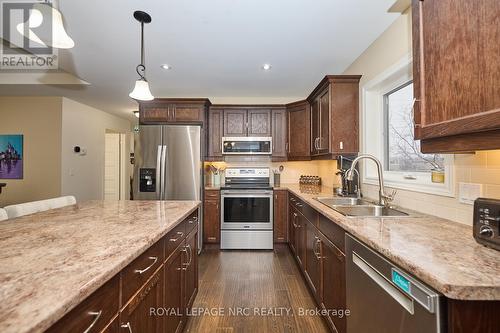 171 Classic Avenue, Welland (773 - Lincoln/Crowland), ON - Indoor Photo Showing Kitchen With Double Sink With Upgraded Kitchen