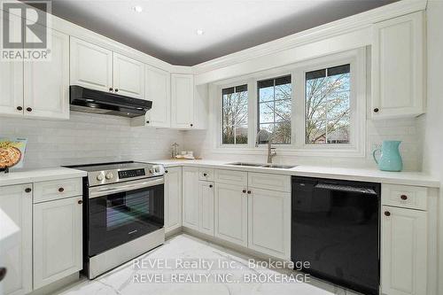 6839 Imperial Court, Niagara Falls, ON - Indoor Photo Showing Kitchen With Double Sink With Upgraded Kitchen